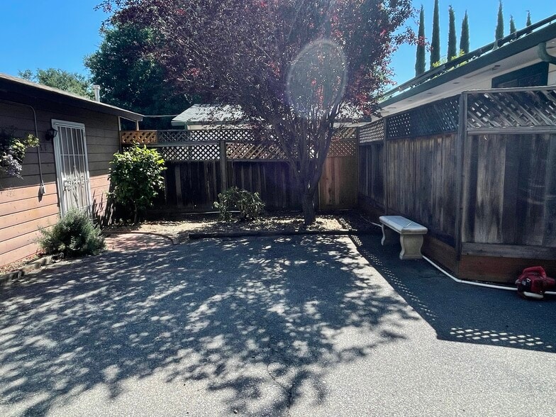 Front yard - 15040 Los Gatos Blvd
