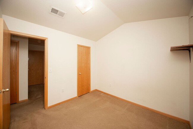 Building Photo - Upper Unit 2 Bedroom 2 Bath Condo