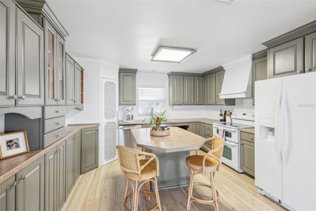 Building Photo - 3420 Lake Harney Cir
