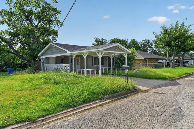 Building Photo - 208 D St