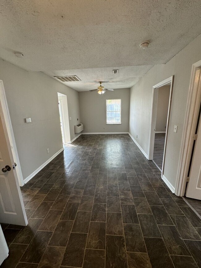 Building Photo - 2 Bedroom 1 Bathroom in Highland Park!