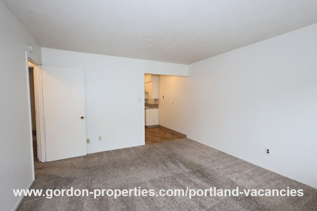 Building Photo - N Denver Ave - 1 bedroom apartment just of...