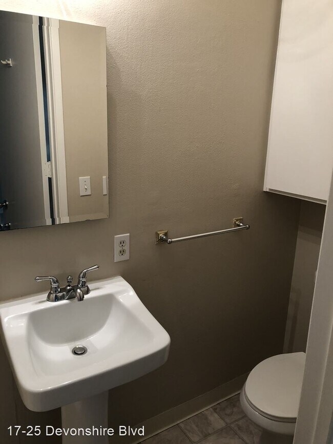 Building Photo - 17-25 Devonshire Blvd