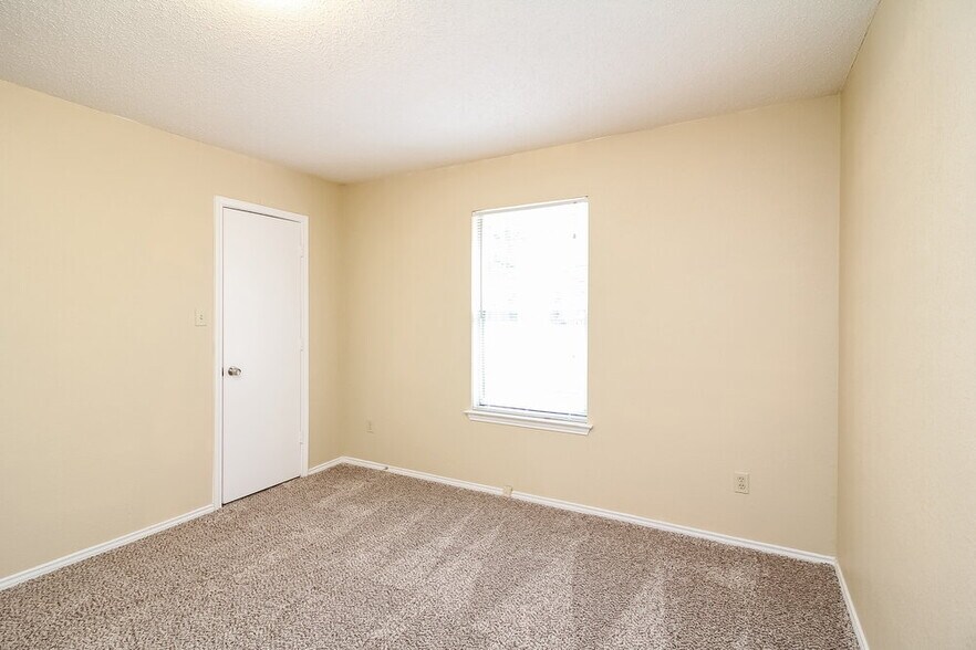 Building Photo - 1125 Hidden Creek Dr