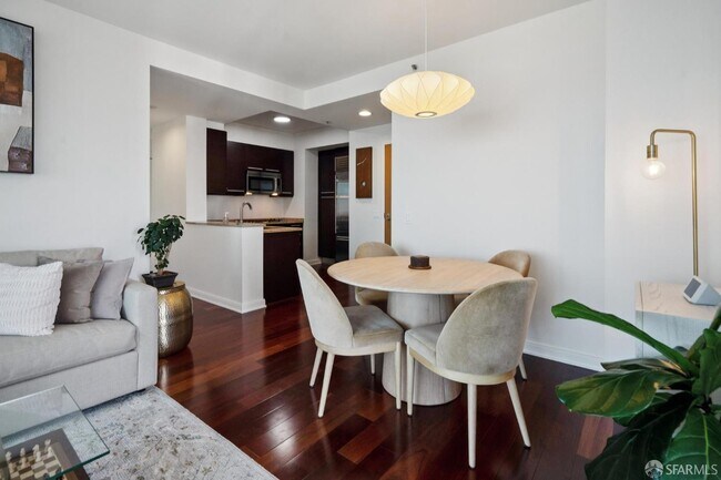 Building Photo - 425 1st St