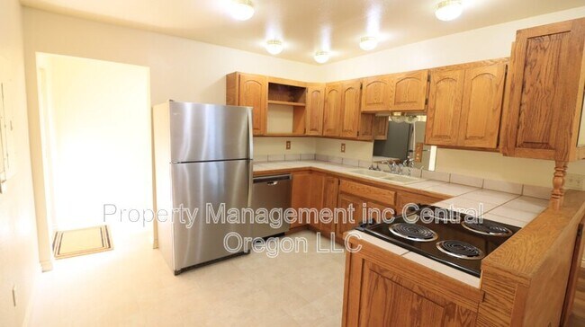 Building Photo - 524 NE Olney Ave