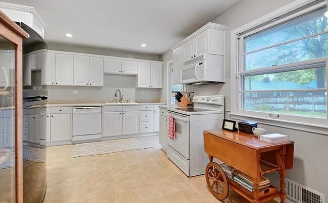 Building Photo - 6016 W 85th St