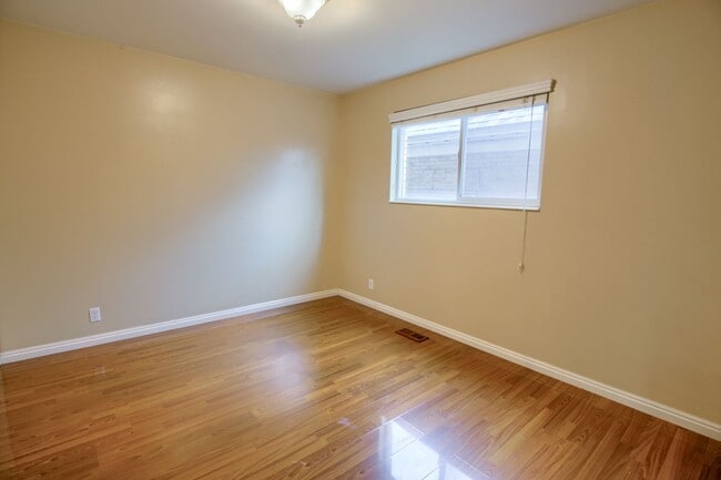 Building Photo - Stunning Condo Unit In Prime Location!