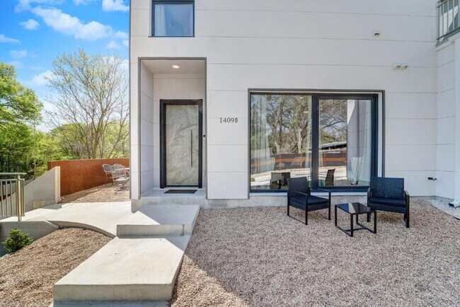 Building Photo - 1409 E M. Franklin Ave