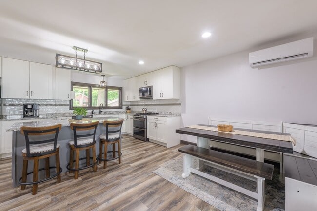 Building Photo - Rare green lake lake home for long term re...