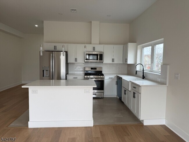 Building Photo - 12 Nelson Pl