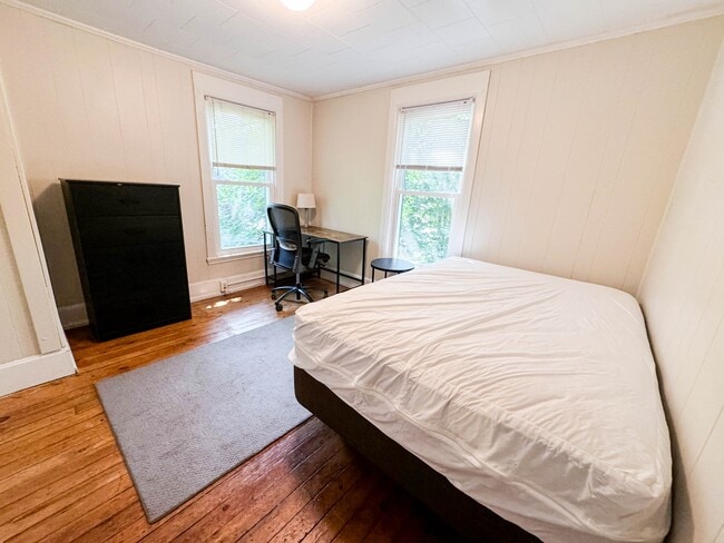 Building Photo - 128 Blair St