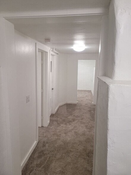 Building Photo - 1528 E Orman Ave