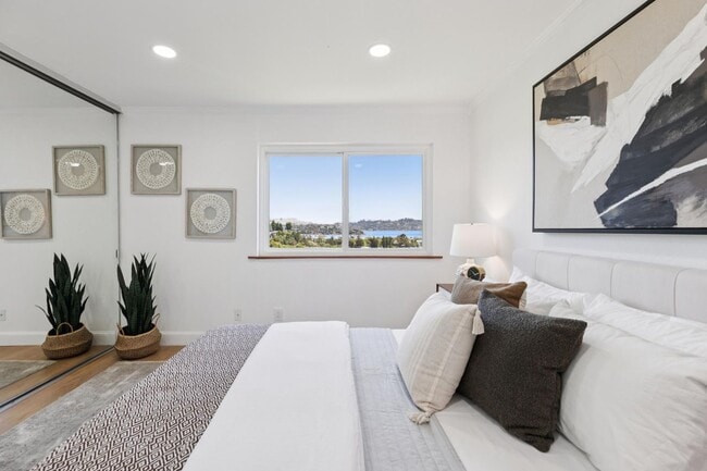 Building Photo - 2 Bedroom, 2 bathroom condo available with spectacular views of Richardson Bay!