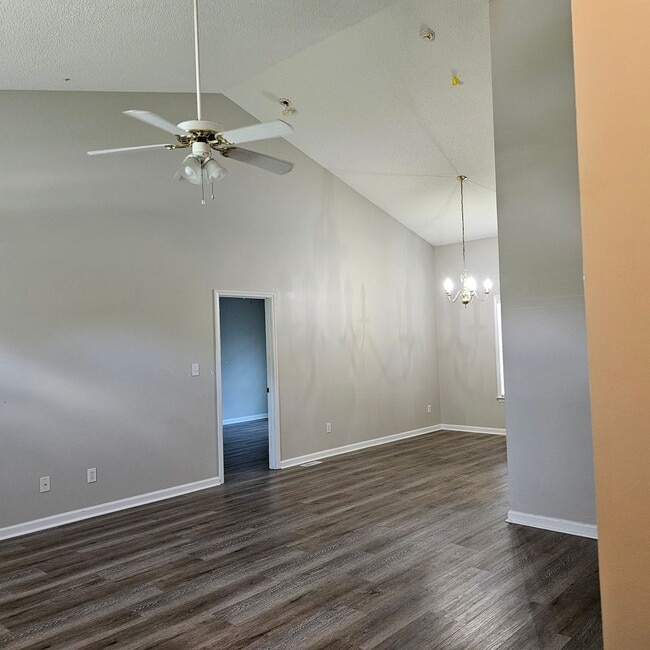 Building Photo - 3 Bedroom Ranch with fenced yard