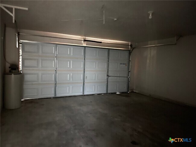 Building Photo - 2301 Timberline Dr