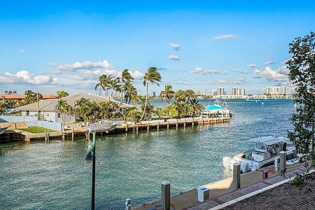 Building Photo - 2650 Lake Shore Dr