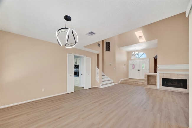 Building Photo - 814 Heathgate Dr