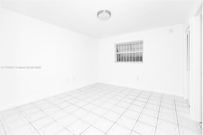 Building Photo - 1060 NE 78th St