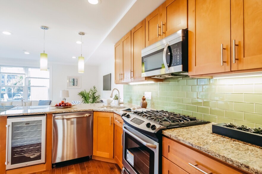 Building Photo - 320 Maverick St