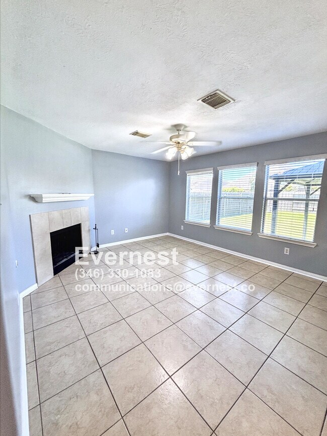 Building Photo - 3-Bedroom Home with Scenic Community Ameni...