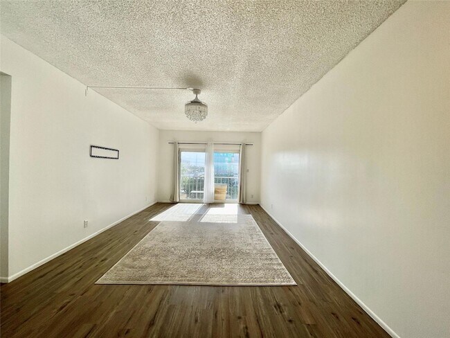 Building Photo - 400 N Riverside Dr