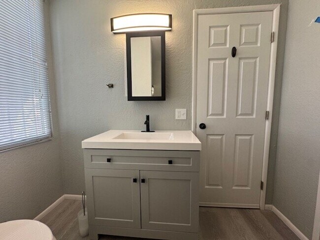 Building Photo - 2BR Remodeled and Updated, Large cement pa...