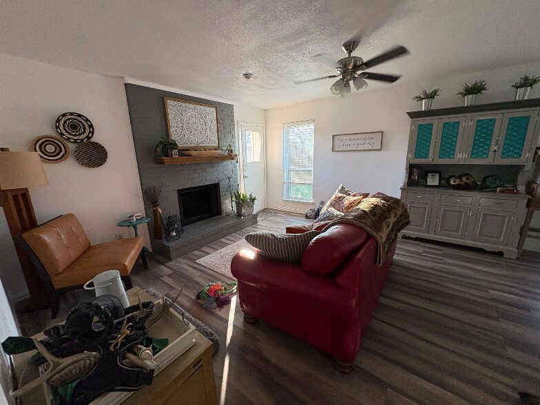 Building Photo - 806 Wildwood Ln