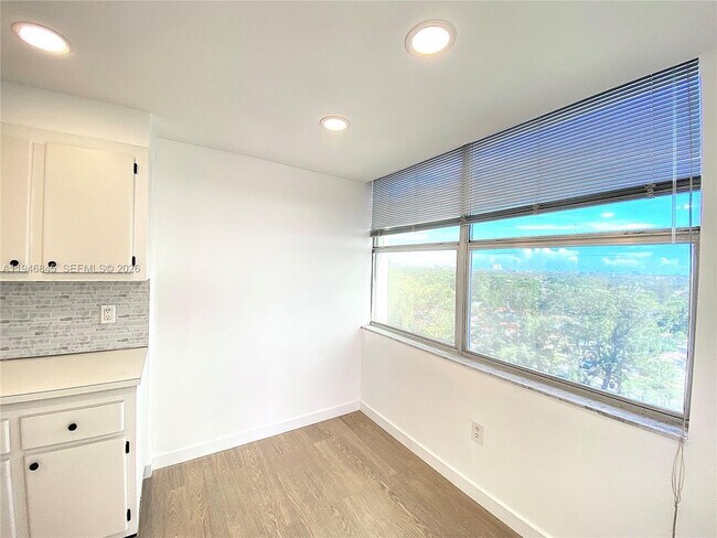 Building Photo - 1200 NE Miami Gardens Dr