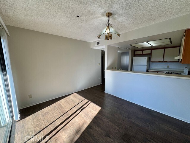 Building Photo - 987 E Del Mar Blvd