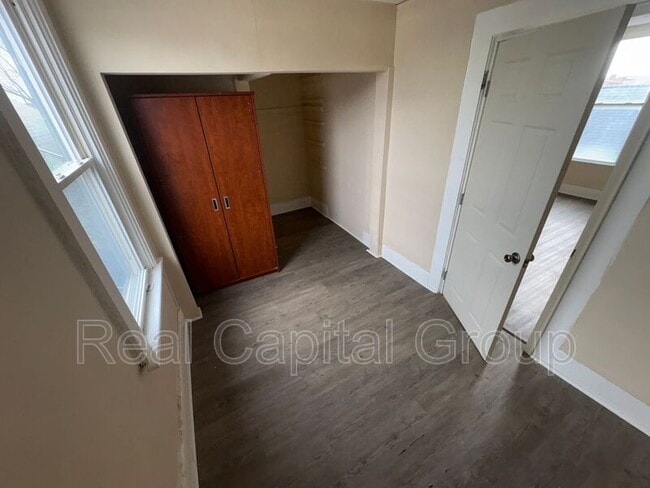 Building Photo - 137 Main St