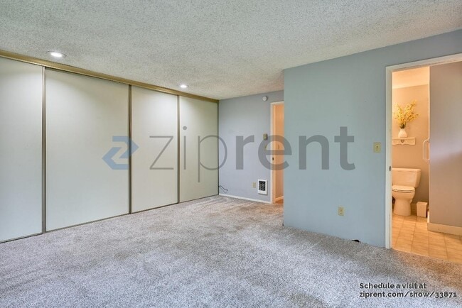Building Photo - 3300 NE Robin Ct