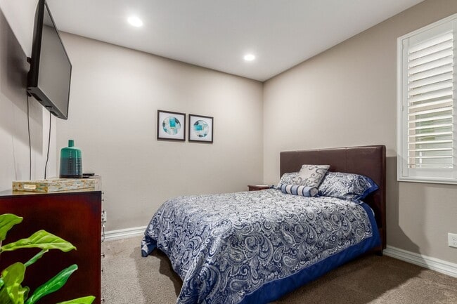 Building Photo - Spacious 4BR House in Goodyear