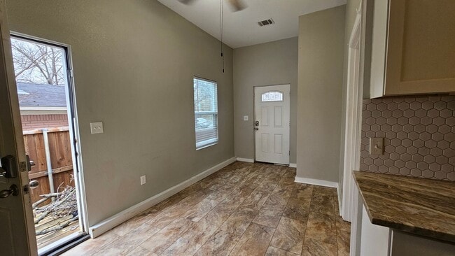 Building Photo - 2115 Glenwood Ln