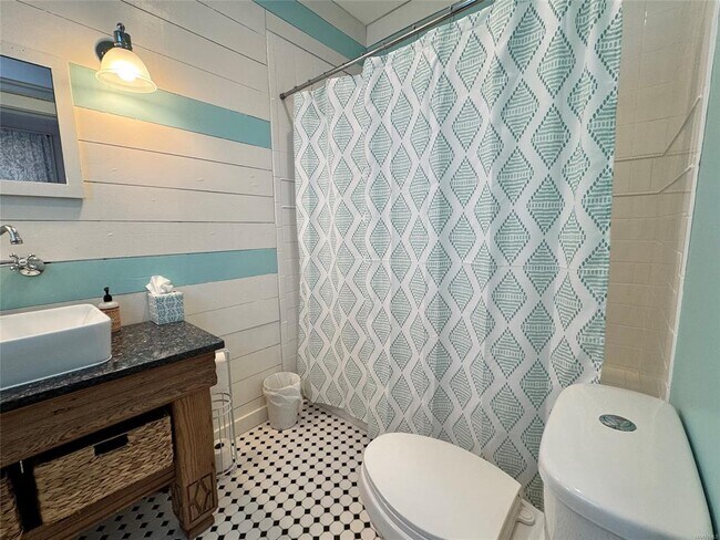 Building Photo - 2237 Winona Ave