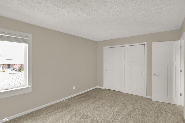 Building Photo - 3037 Golfview Dr