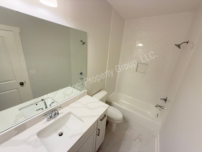 Building Photo - 703 Miramar Ln