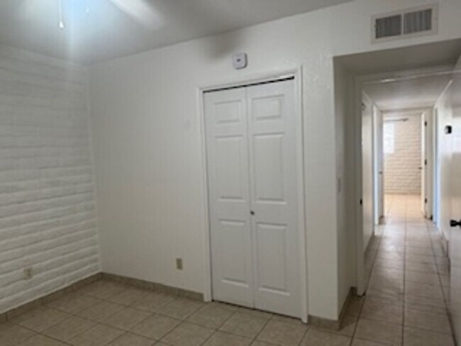 Building Photo - Casas Del Oeste