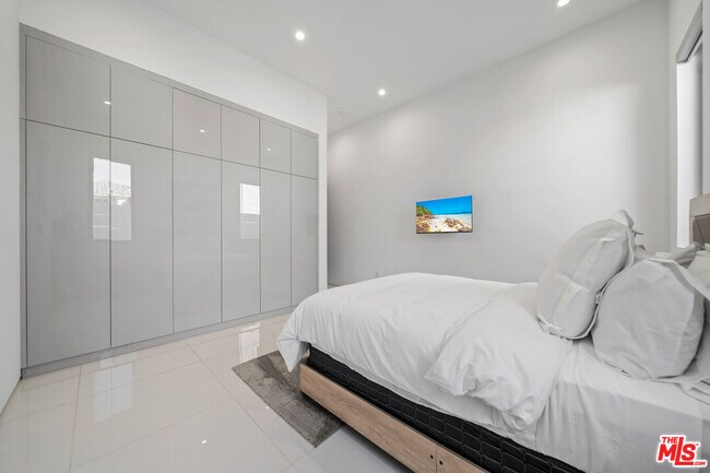 Building Photo - 4458 Mammoth Ave