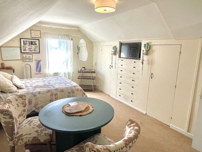 Building Photo - Charming Montavilla bungalow, 3 bed, 2 bath with fully fenced backyard