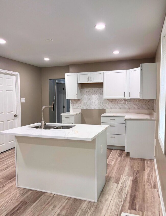 Building Photo - Move-In Ready! Modern Home with Quartz Counters & Kitchen Island