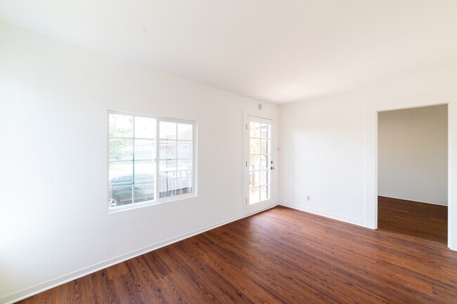 Building Photo - 2325 W 36th St