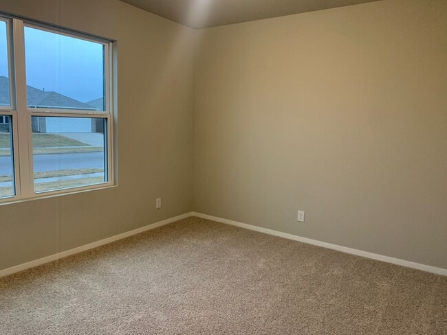 Building Photo - This is a very well maintained home in the desirable Bixby School district.