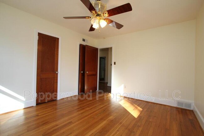 Building Photo - 327 N Park Dr