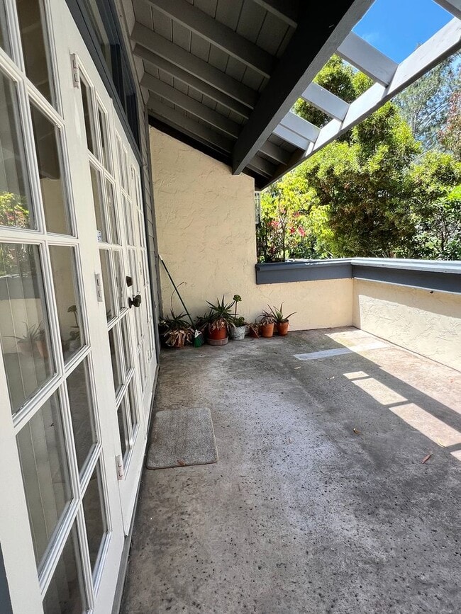Building Photo - Spacious 2 Bedroom 2-1/2 Bathroom Townhome with 2-car garage in La Jolla near UCSD