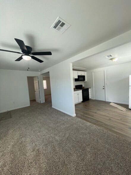 Building Photo - 1529 E Sunnyside Dr