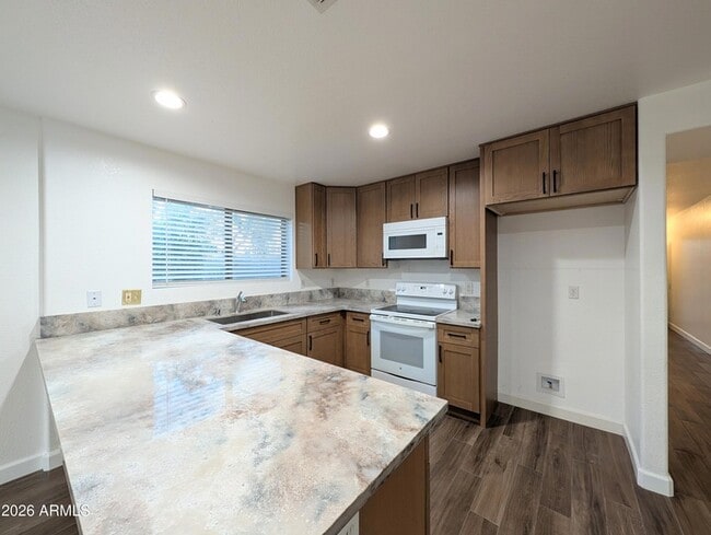 Building Photo - 2404 W Roeser Rd