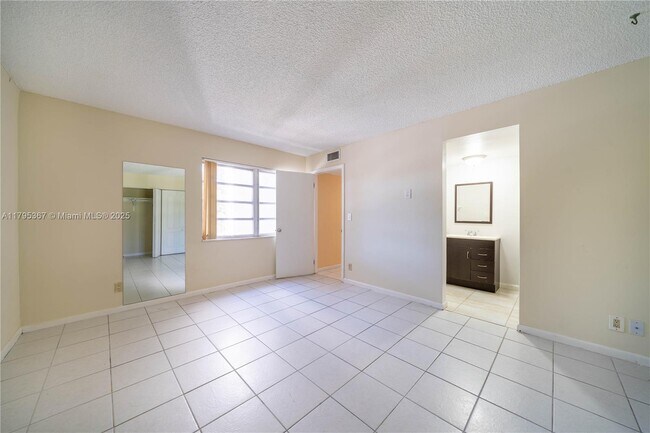 Building Photo - 3100 Riverside Dr