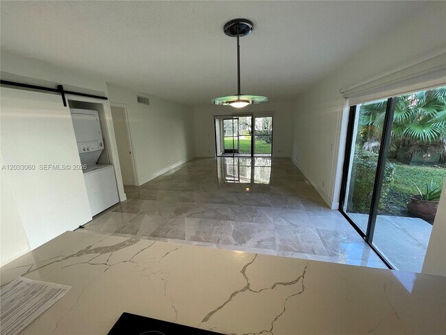 Building Photo - 409 Lakeview Dr