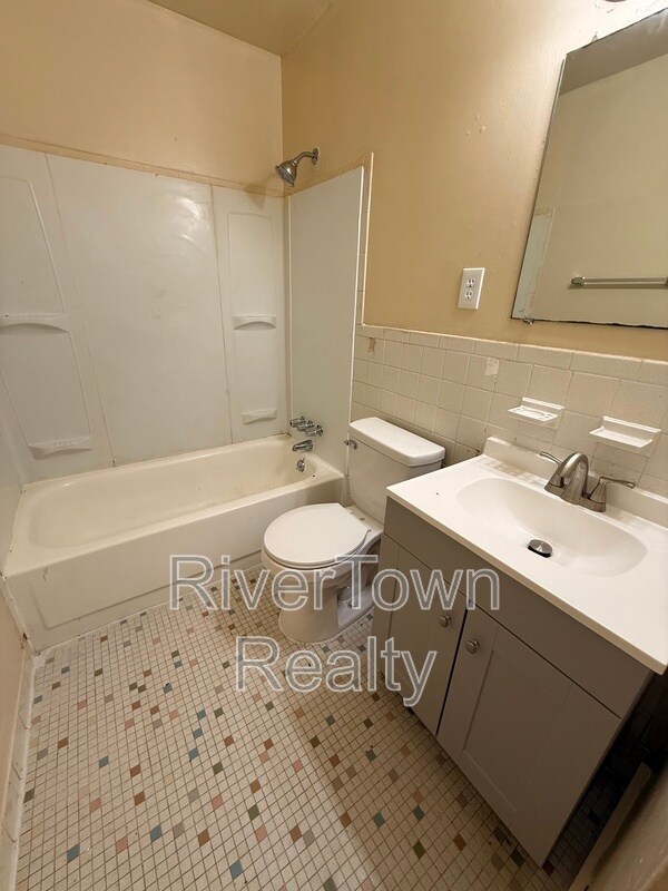 Building Photo - 5176 Sea Shore Rd